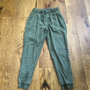 Holister xs jogger army green